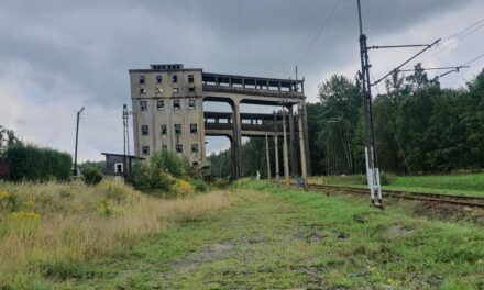 Przeładownia nad torami – Een Vergeten Logistiek Hart van Rębiszów