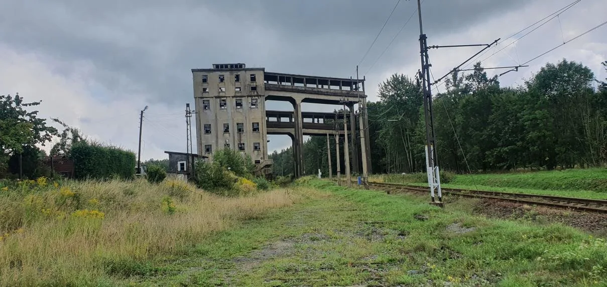 Przeładownia nad torami – Een Vergeten Logistiek Hart van Rębiszów