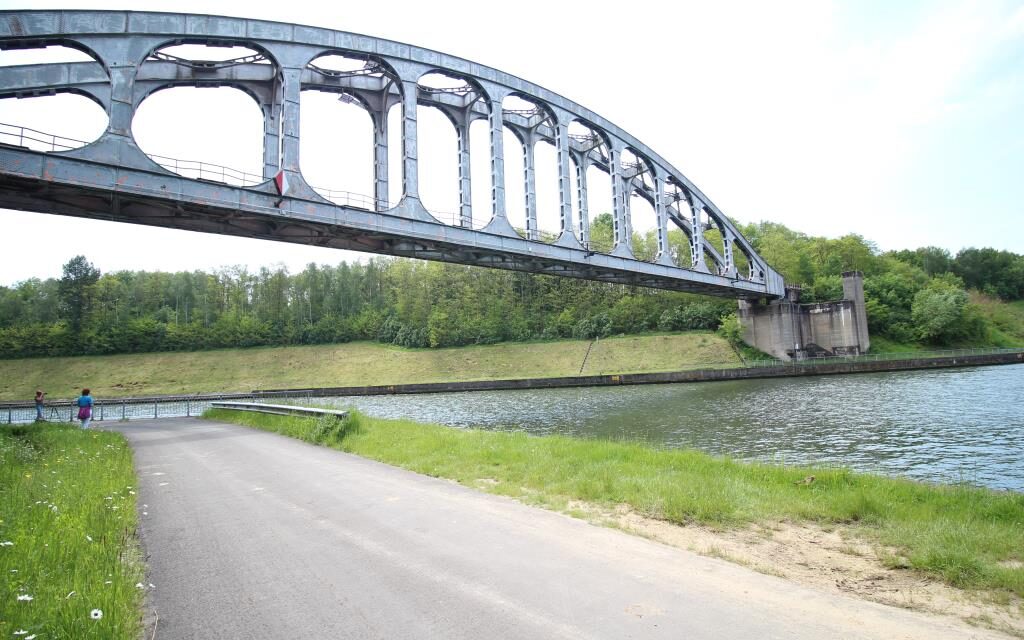 De Spoorbrug van Gellik: Roest, Ritme en Redden van de Sloop