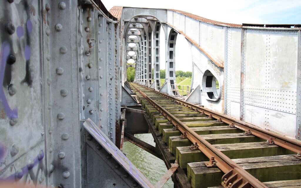 De Spoorbrug van Gellik: Roest, Ritme en Redden van de Sloop