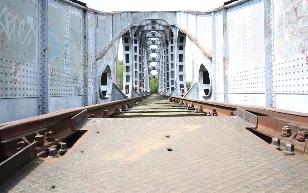 De Spoorbrug van Gellik: Roest, Ritme en Redden van de Sloop