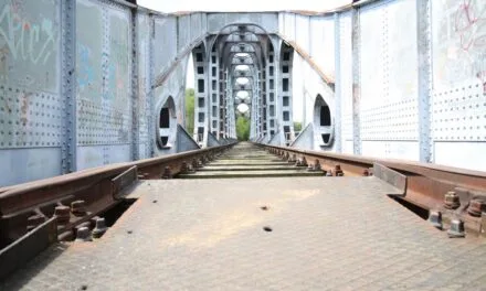 De Spoorbrug van Gellik: Roest, Ritme en Redden van de Sloop