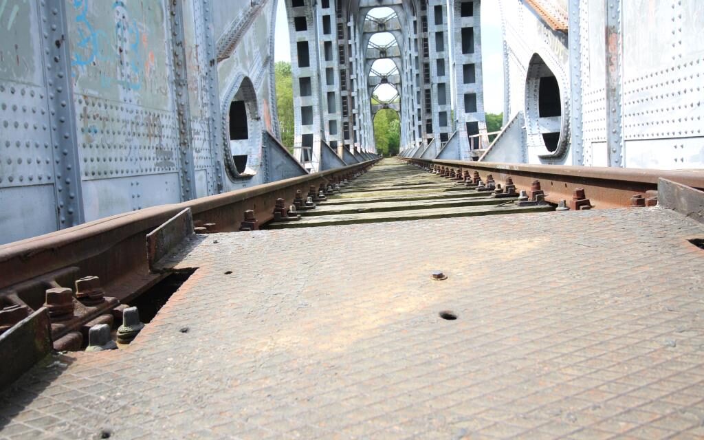 De Spoorbrug van Gellik: Roest, Ritme en Redden van de Sloop