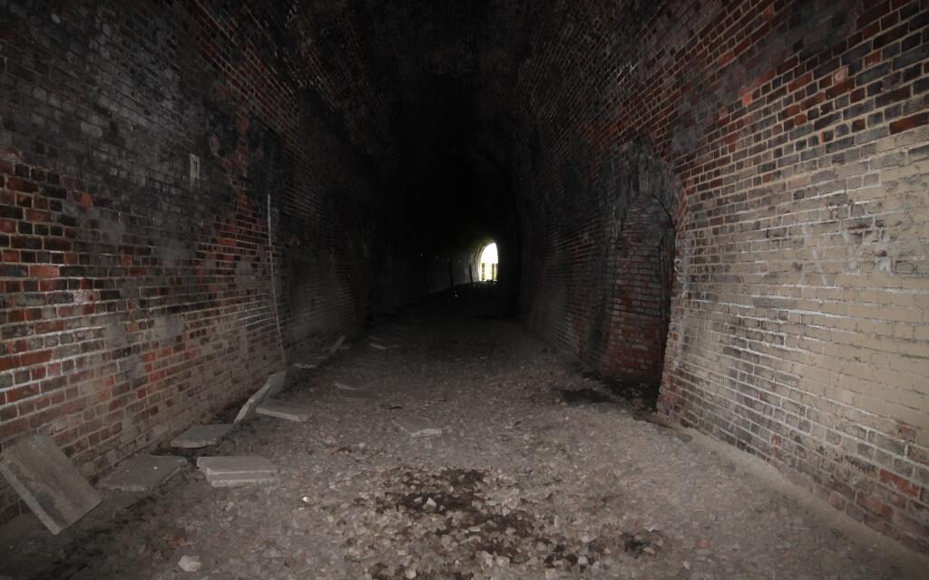 Luizenthal Spoortunnel: Een Vergeten Poort naar het Verleden