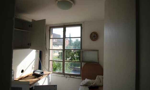 Verlaten Studentenhuis – Een Stilstaand Leven in Saint-Louis