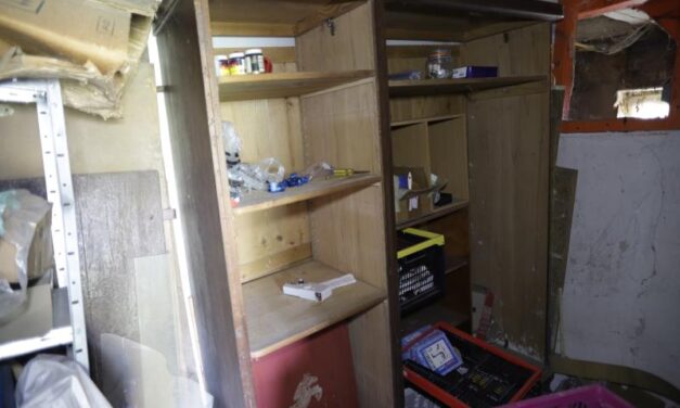 Verlaten Studentenhuis – Een Stilstaand Leven in Saint-Louis