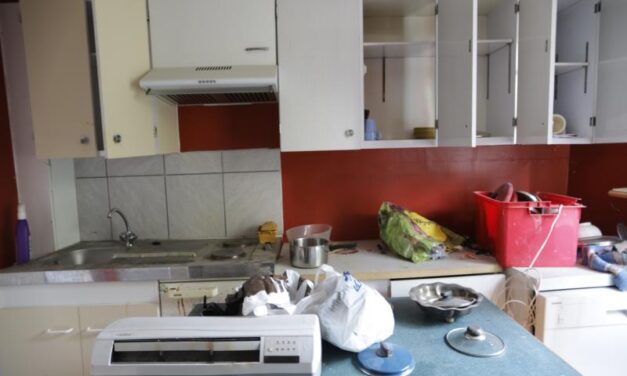 Verlaten Studentenhuis – Een Stilstaand Leven in Saint-Louis