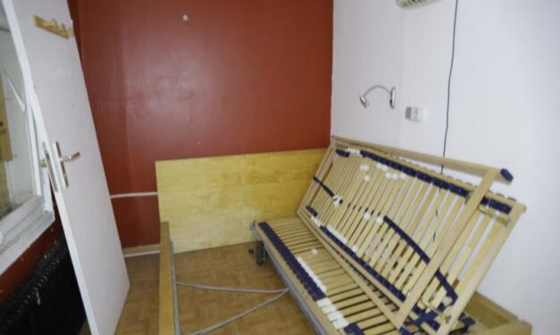 Verlaten Studentenhuis – Een Stilstaand Leven in Saint-Louis