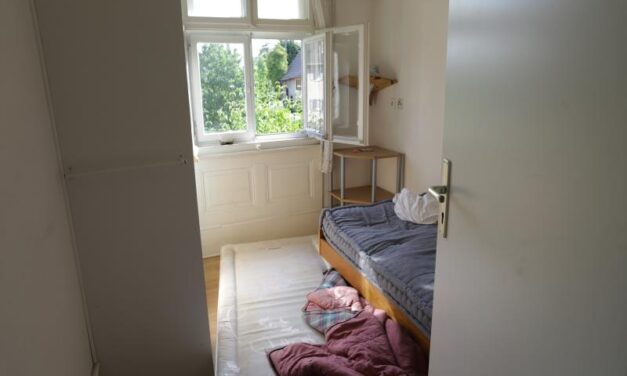 Verlaten Studentenhuis – Een Stilstaand Leven in Saint-Louis