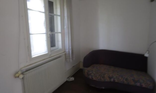 Verlaten Studentenhuis – Een Stilstaand Leven in Saint-Louis