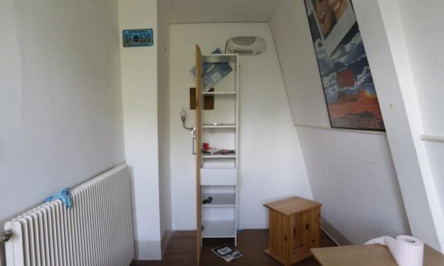 Verlaten Studentenhuis – Een Stilstaand Leven in Saint-Louis