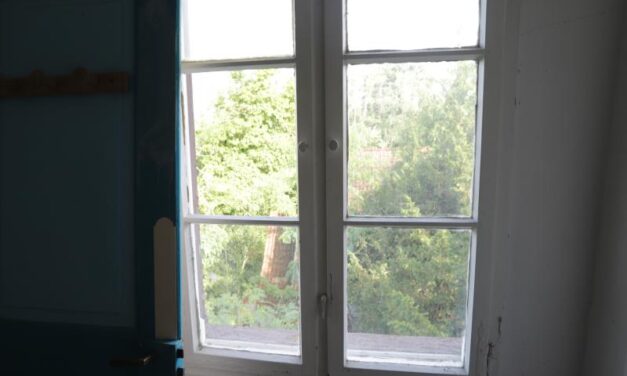 Verlaten Studentenhuis – Een Stilstaand Leven in Saint-Louis