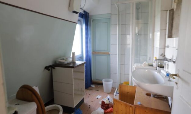 Verlaten Studentenhuis – Een Stilstaand Leven in Saint-Louis