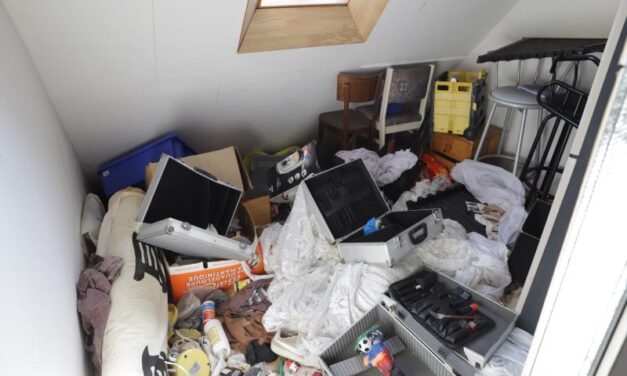 Verlaten Studentenhuis – Een Stilstaand Leven in Saint-Louis