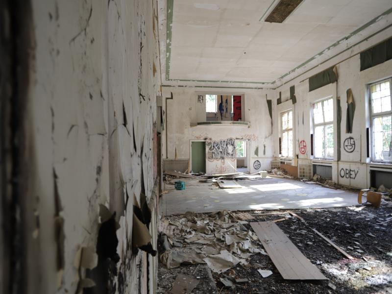 Spannend Bezoek: Omheind Domein met Stilte en Toeschouwers