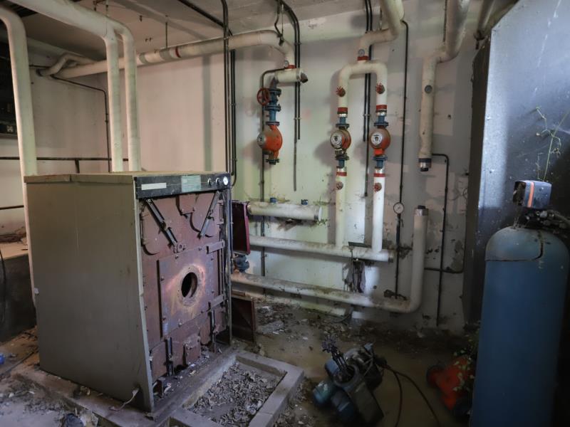 Spannend Bezoek: Omheind Domein met Stilte en Toeschouwers