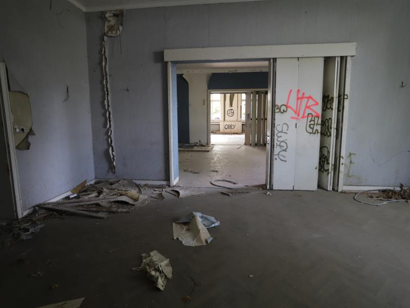 Spannend Bezoek: Omheind Domein met Stilte en Toeschouwers