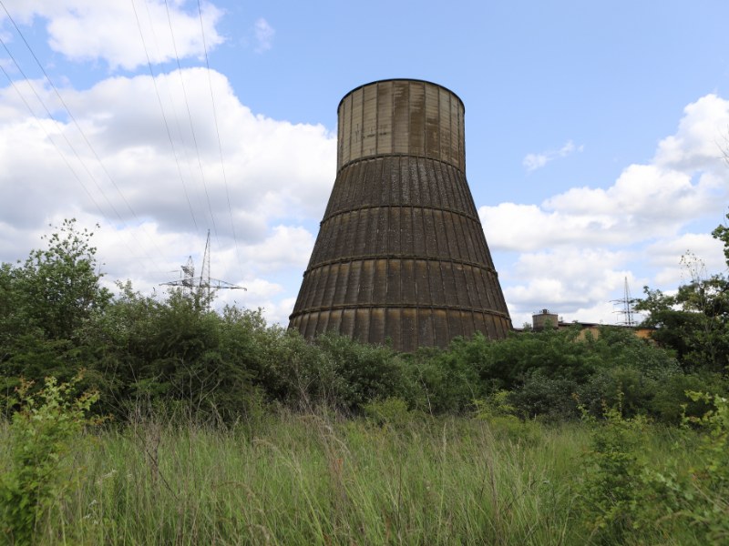Koele Reus van Charleroi – De Afgedankte Betonnen Koeltoren