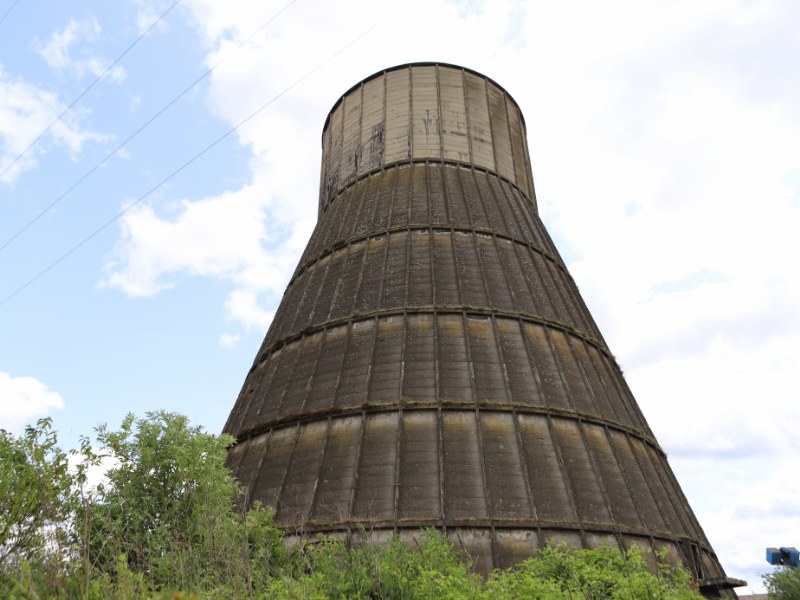 Koele Reus van Charleroi – De Afgedankte Betonnen Koeltoren