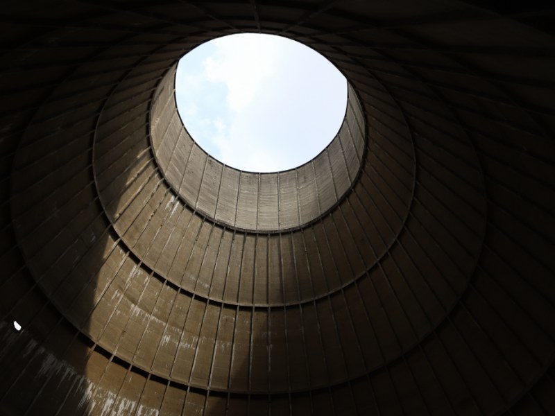 Koele Reus van Charleroi – De Afgedankte Betonnen Koeltoren