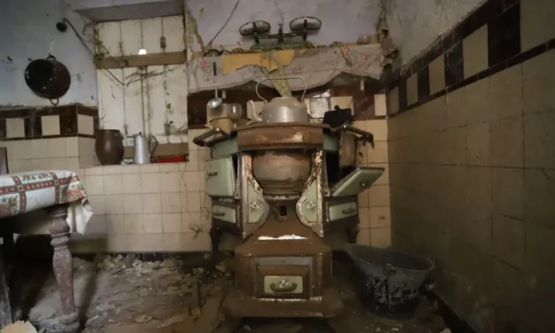 Het Huis van Stro en Stilte – Een Bevroren Moment in de Tijd