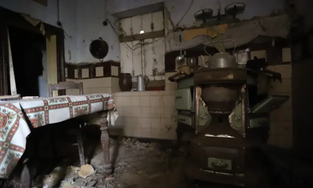 Het Huis van Stro en Stilte – Een Bevroren Moment in de Tijd