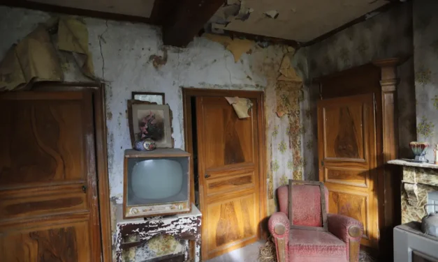 Het Huis van Stro en Stilte – Een Bevroren Moment in de Tijd