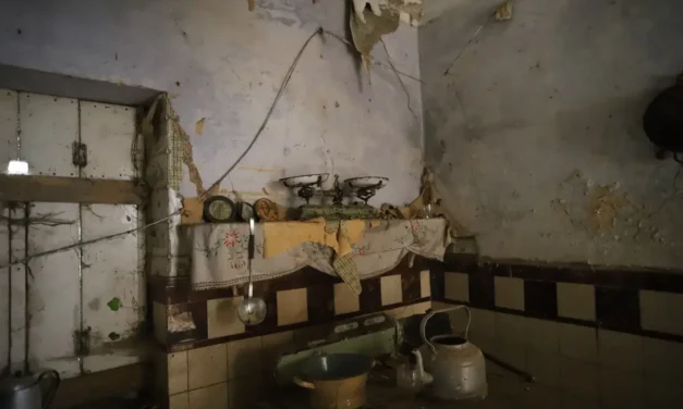 Het Huis van Stro en Stilte – Een Bevroren Moment in de Tijd