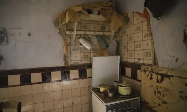 Het Huis van Stro en Stilte – Een Bevroren Moment in de Tijd