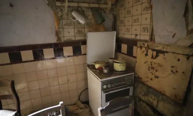 Het Huis van Stro en Stilte – Een Bevroren Moment in de Tijd