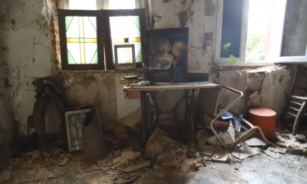 Het Huis van Stro en Stilte – Een Bevroren Moment in de Tijd