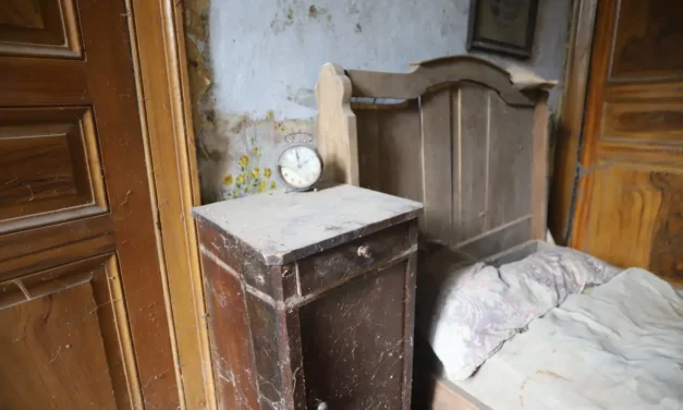 Het Huis van Stro en Stilte – Een Bevroren Moment in de Tijd