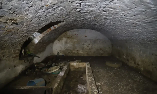 Het Huis van Stro en Stilte – Een Bevroren Moment in de Tijd