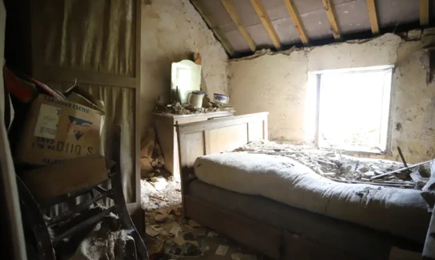 Het Huis van Stro en Stilte – Een Bevroren Moment in de Tijd