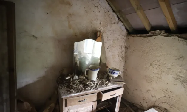 Het Huis van Stro en Stilte – Een Bevroren Moment in de Tijd