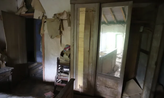 Het Huis van Stro en Stilte – Een Bevroren Moment in de Tijd